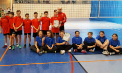 Drużyna z Kostomłotów wygrała w powiatowym turnieju piłki siatkowej