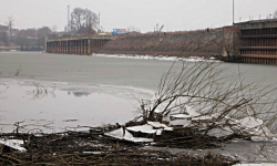 Policjanci przypominają - zabawa na lodzie zawsze niesie ze sobą niebezpieczeństwo