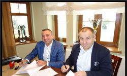 Podpisano umowę na budowę nowego boiska. Będzie kosztowało ponad milion złotych