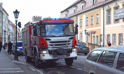 W mieszkaniu na podłodze leżała staruszka. Do pomocy zadysponowano strażaków