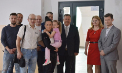 Stowarzyszenie wędkarskie Cyprinus fundatorem drzwi w szkole w Malczycach