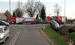 Zderzenie osobówek na skrzyżowaniu w Błoniach. Jedna osoba została poszkodowana [aktualizacja]