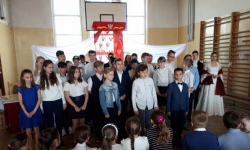 Uczniowie przygotowali apel z okazji święta Konstytucji 3-go Maja