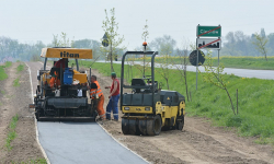 Niedługo pojedziemy nową ścieżką rowerową z Cesarzowic do Ciechowa. Znamy kolejne plany powiatu