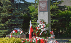 Złożyli kwiaty pod obeliskiem poświęconym żołnierzom [foto]