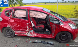 Osobówka zderzyła się z ciężarówką na zjeździe z A4 w Kostomłotach. W aucie uwięziona była kobieta