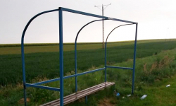 Kradzież na boisku w Konarach. Złodzieje zabrali... metalowe obudowy z budek dla zawodników