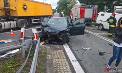 Bus zderzył się z osobówką na zjeździe z A4 w Kostomłotach. Na miejscu lądował śmigłowiec LPR
