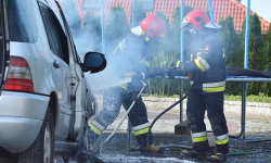 Na prywatnej posesji w Rakoszycach zapaliło się auto [foto]