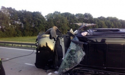 Samochód dostawczy zderzył się z ciężarówką na autostradzie. Jedna osoba została ranna