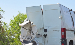 Samochód dostawczy zderzył się ciężarówką. Jeden z kierowców został ranny