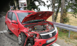 Na zjeździe w Kostomłotach zderzyły się osobówki. Dwie osoby zostały poszkodowane [foto]