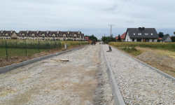 Trwa budowa drogi do nowej szkoły w Lutyni