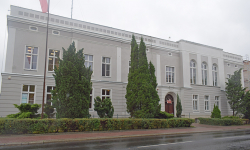 Trwa termomodernizacja starostwa powiatowego. Budynek wygląda coraz lepiej