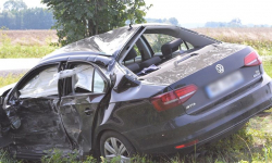 Osobówka zderzyła się z tirem. Dwie osoby zabrano do szpitala [foto]