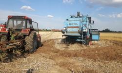 Zapalił się kombajn na polu. Rolnik samodzielnie ugasił pożar