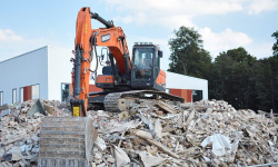 Po starej szkole w Lutyni została już tylko sterta gruzu