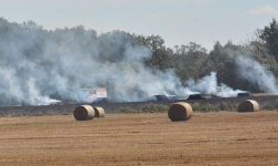 Paliły się bele słomy i pole. Kilka zastępów straży pożarnej gasiło pożar [foto+video]