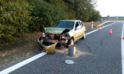 Osobówka uderzyła w bariery na zjeździe z A4 w Jarostowie [foto]