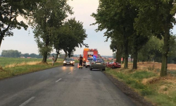 Osobówka wypadła z drogi i uderzyła w drzewo. Autem podróżowało pięć osób [foto]