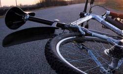 Na drodze krajowej koło Kostomłotów motocyklista potrącił 81-latkę