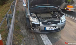 Trzy osobówki zderzyły się na zjeździe z autostrady w Kostomłotach [foto]