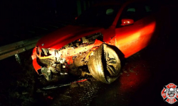 Osobówka na autostradzie wjechała w bariery. Podróżowały nią trzy osoby [foto]