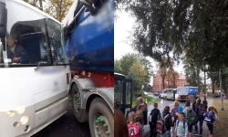 Autobus zderzył się na zakręcie z ciężarówką w Ciechowie [foto]