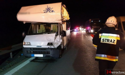 Na autostradzie kamper zderzył się z autokarem. Trzy osoby zostały poszkodowane [foto]