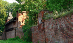 O średniowiecznych murach obronnych w Środzie Śląskiej