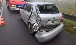 Trzy samochody zderzyły się na zjeździe w Kostomłotach. Jedna osoba trafiła do szpitala [foto]