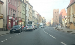 Nieprzytomny mężczyzna leżał na chodniku w rynku. Wezwano policję i karetkę