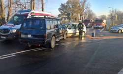 Kostomłoty: na zjeździe zderzyły się dwie osobówki [foto]