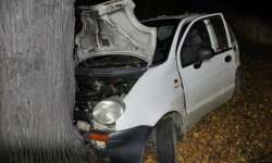 Jechał samochodem mając założone 4 różne opony. Zakończył uderzeniem w drzewo