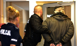 Policjanci zatrzymali trzech mężczyzn w wieku od 17 do 20 lat. Włamali się do świetlicy wiejskiej