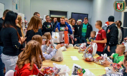 Kibice Śląska Wrocław odwiedzili średzki dom dziecka. Dla podopiecznych przygotowali prezenty