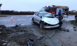 Osobówka wpadła w poślizg i uderzyła w ciężarówkę. Poszkodowany był kierowca [foto]