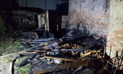 Paliła się szopa, do basenu wpadł pies, osobówka wjechała do rowu. Raport średzkich strażaków