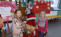 Uczniowie przygotowali paczkę dla Domu Dziecka w Jaworze