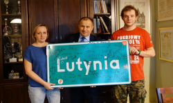 Na licytację WOŚP przekazali tablicę Lutyni z podpisem Jurka Owsiaka