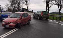 Kolizja na zjeździe z A4 w Kostomłotach. Zderzyły się dwie osobówki [foto]