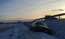 Kompletnie pijany nie zapanował nad autem i wjechał do rowu. 33-latek próbował uciec [foto]
