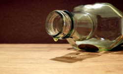 Środa Śląska: 42-latek przyjechał w odwiedziny. Pijany kopał w drzwi wejściowe