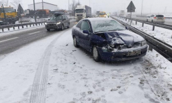 Bus zderzył się z osobówką na A4 w pobliżu węzła Kostomłoty [foto]
