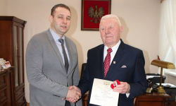 Radny Bolesław Stachurski odznaczony pierścieniem św. Stanisława