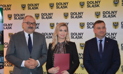 Przedstawiciele Środy Śląskiej, Kostomłotów i Miękini odebrali promesy na budowę świetlic wiejskich