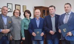 Jednak będzie współpraca. Samorządowcy podpisali dziś umowę na remont drogi