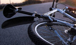 Osobówka potrąciła rowerzystę w Miękini. Mężczyznę z obrażeniami zabrano do szpitala