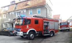 W Kostomłotach doszło do pożaru w budynku wielorodzinnym. Zadysponowano siedem zastępów straży