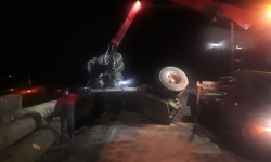 Ciężarówka z belami drzewa przewróciła się w Krynicznie [foto]